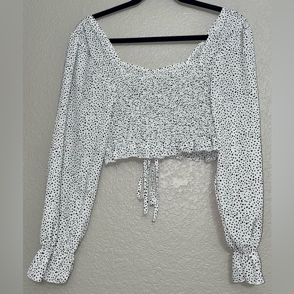 Shein small white long sleeve black spotted flowy crop top - Picture 2 of 2